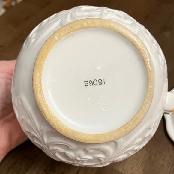 Elegant White Ceramic Pitcher and Bowl Set - Picture 9 of 11